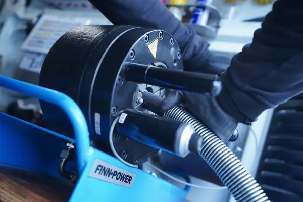 Hydraulikschlauch wird mit einer Finn-Power-Maschine professionell verpresst.