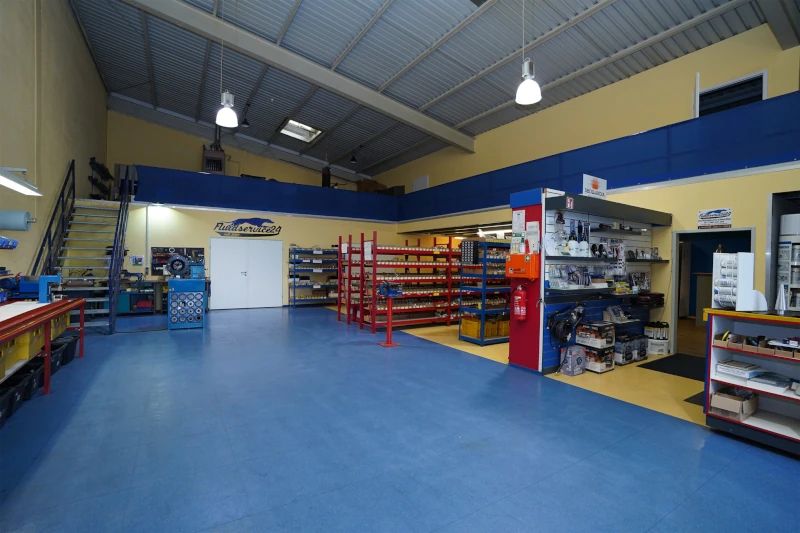 Großer, moderner Autozubehör-Shop mit Regalen voller Ersatzteile und Werkzeugen.