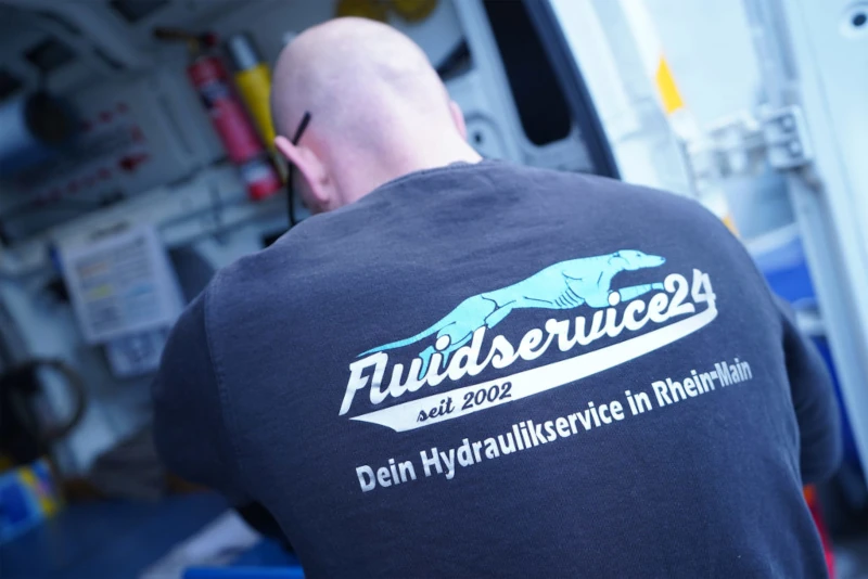 Ein Mitarbeiter von Fluidservice24 arbeitet an einem Hydraulikservice im Rhein-Main-Gebiet.